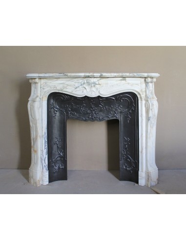 An antique refined Louis XV “Coquille” fireplace mantel in Calacatta Gold marble with its original floral cast-iron insert.