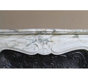An antique refined Louis XV “Coquille” fireplace mantel in Calacatta Gold marble with its original floral cast-iron insert. 2