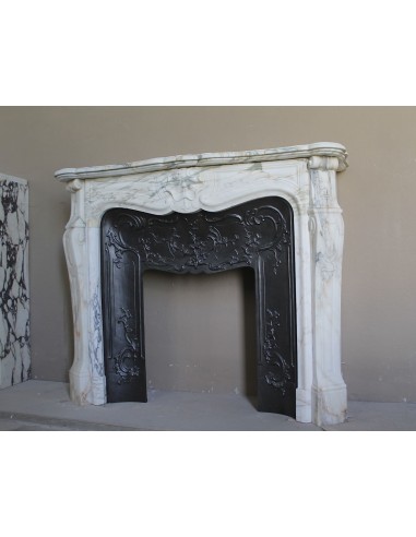An antique refined Louis XV “Coquille” fireplace mantel in Calacatta Gold marble with its original floral cast-iron insert.