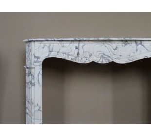Antique “Pompadour Plat” fireplace in veined white “Calacatta Verde” marble, with distinctive veining. 2