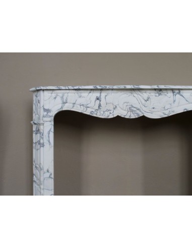 Antique “Pompadour Plat” fireplace in veined white “Calacatta Verde” marble, with distinctive veining.