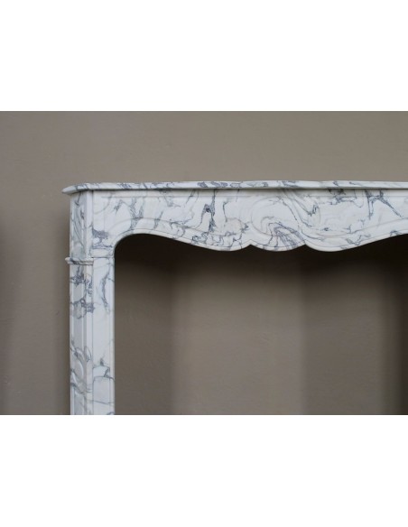 Antique “Pompadour Plat” fireplace in veined white “Calacatta Verde” marble, with distinctive veining.