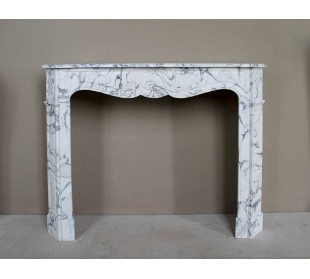 Antique “Pompadour Plat” fireplace in veined white “Calacatta Verde” marble, with distinctive veining.
