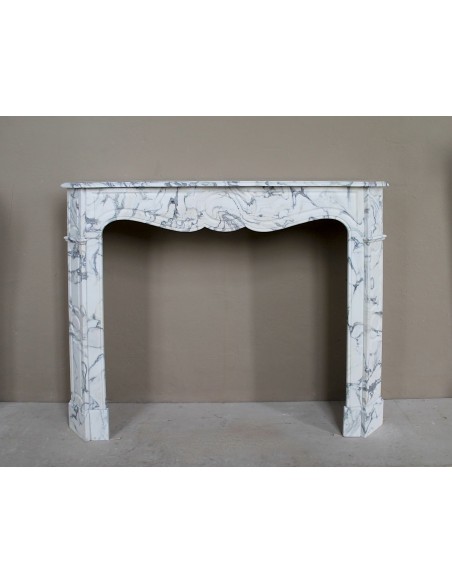 Antique “Pompadour Plat” fireplace in veined white “Calacatta Verde” marble, with distinctive veining.