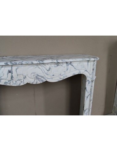 Antique “Pompadour Plat” fireplace in veined white “Calacatta Verde” marble, with distinctive veining.