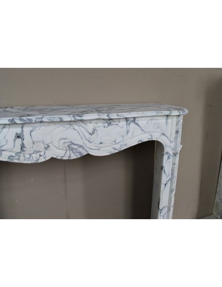 Antique “Pompadour Plat” fireplace in veined white “Calacatta Verde” marble, with distinctive veining.