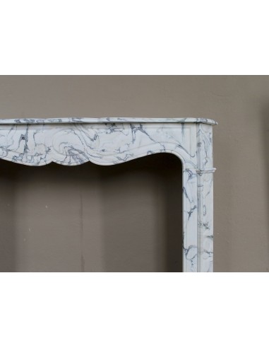 Antique “Pompadour Plat” fireplace in veined white “Calacatta Verde” marble, with distinctive veining.