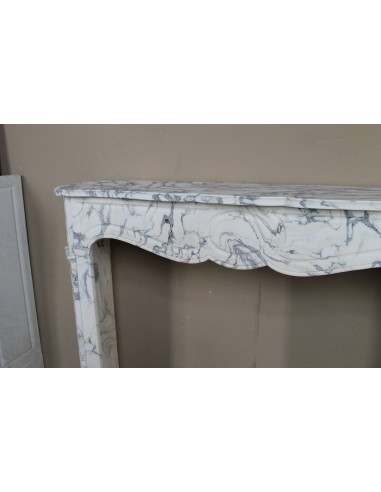 Antique “Pompadour Plat” fireplace in veined white “Calacatta Verde” marble, with distinctive veining.