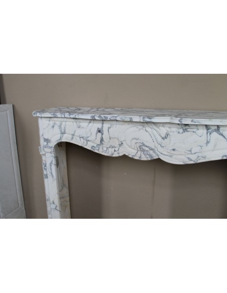 Antique “Pompadour Plat” fireplace in veined white “Calacatta Verde” marble, with distinctive veining.
