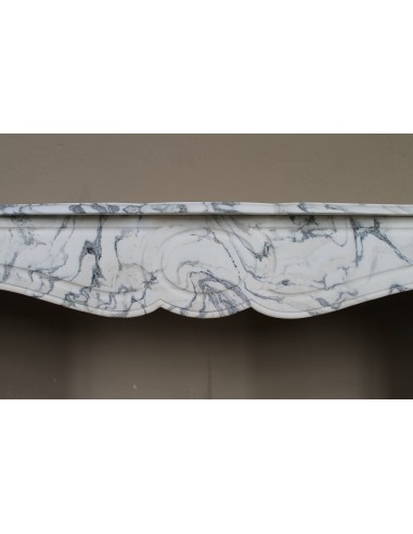 Antique “Pompadour Plat” fireplace in veined white “Calacatta Verde” marble, with distinctive veining.