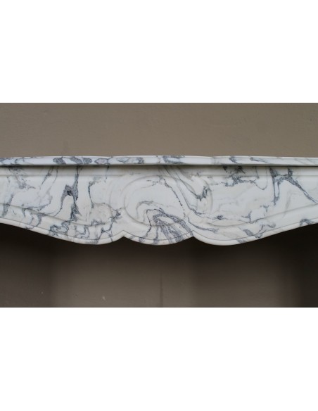 Antique “Pompadour Plat” fireplace in veined white “Calacatta Verde” marble, with distinctive veining.