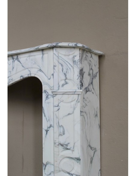 Antique “Pompadour Plat” fireplace in veined white “Calacatta Verde” marble, with distinctive veining.