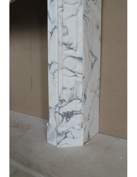 Antique “Pompadour Plat” fireplace in veined white “Calacatta Verde” marble, with distinctive veining.