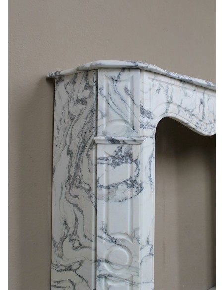 Antique “Pompadour Plat” fireplace in veined white “Calacatta Verde” marble, with distinctive veining.