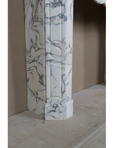 Antique “Pompadour Plat” fireplace in veined white “Calacatta Verde” marble, with distinctive veining.