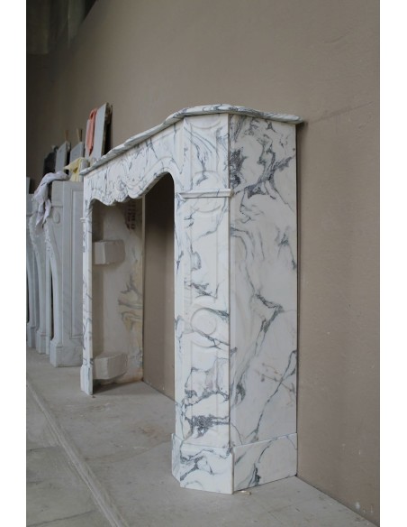 Antique “Pompadour Plat” fireplace in veined white “Calacatta Verde” marble, with distinctive veining.