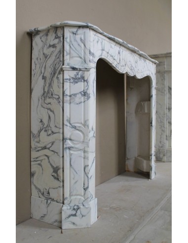 Antique “Pompadour Plat” fireplace in veined white “Calacatta Verde” marble, with distinctive veining.