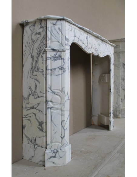 Antique “Pompadour Plat” fireplace in veined white “Calacatta Verde” marble, with distinctive veining.