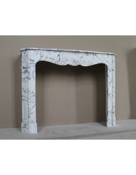 Antique “Pompadour Plat” fireplace in veined white “Calacatta Verde” marble, with distinctive veining.