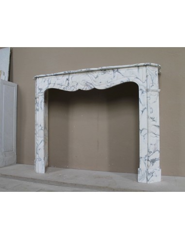 Antique “Pompadour Plat” fireplace in veined white “Calacatta Verde” marble, with distinctive veining.