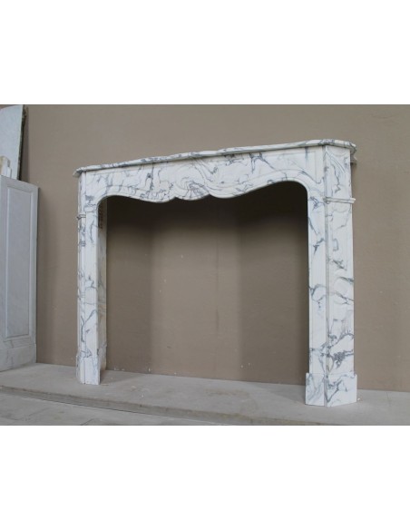 Antique “Pompadour Plat” fireplace in veined white “Calacatta Verde” marble, with distinctive veining.