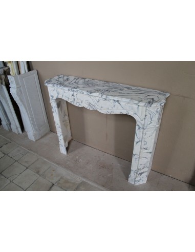 Antique “Pompadour Plat” fireplace in veined white “Calacatta Verde” marble, with distinctive veining.