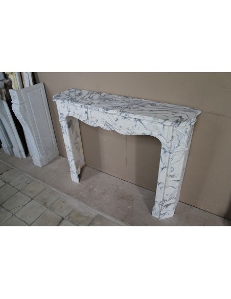 Antique “Pompadour Plat” fireplace in veined white “Calacatta Verde” marble, with distinctive veining.