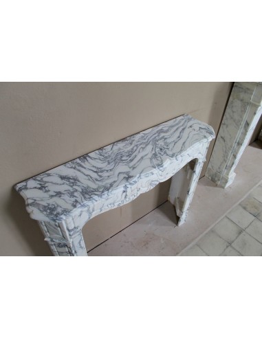 Antique “Pompadour Plat” fireplace in veined white “Calacatta Verde” marble, with distinctive veining.
