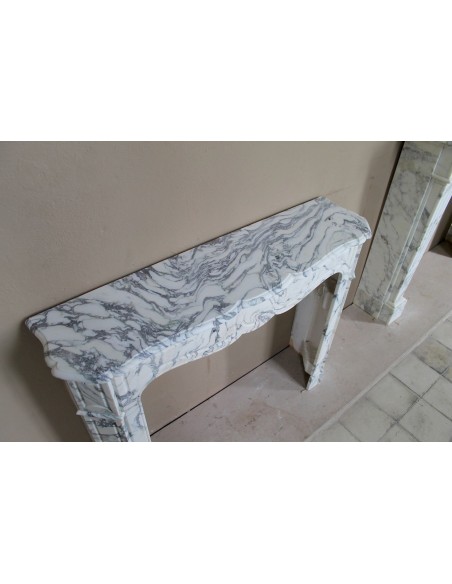 Antique “Pompadour Plat” fireplace in veined white “Calacatta Verde” marble, with distinctive veining.