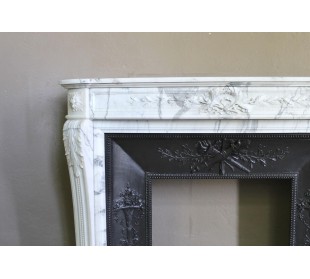 Antique Neoclassical “Olive Branch” fireplace, finely carved in Arabescato white marble and with its original cast-iron insert. 2