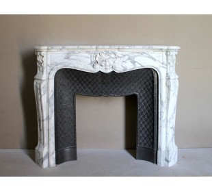 Antique Louis XV “Trois Coquilles” fireplace mantel in veined Arabescato white marble, with a “Tapisserie” cast-iron insert.