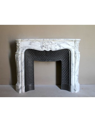 Antique Louis XV “Trois Coquilles” fireplace mantel in veined Arabescato white marble, with a “Tapisserie” cast-iron insert.