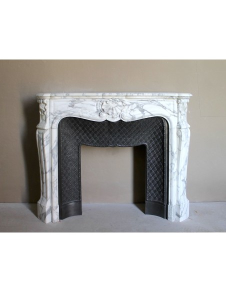 Antique Louis XV “Trois Coquilles” fireplace mantel in veined Arabescato white marble, with a “Tapisserie” cast-iron insert.