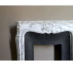 Antique Louis XV “Trois Coquilles” fireplace mantel in veined Arabescato white marble, with a “Tapisserie” cast-iron insert. 2