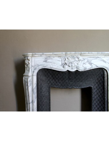 Antique Louis XV “Trois Coquilles” fireplace mantel in veined Arabescato white marble, with a “Tapisserie” cast-iron insert.