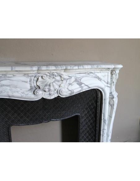 Antique Louis XV “Trois Coquilles” fireplace mantel in veined Arabescato white marble, with a “Tapisserie” cast-iron insert.