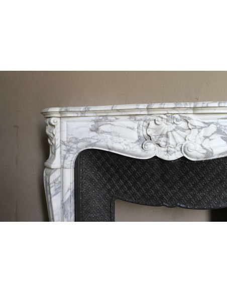 Antique Louis XV “Trois Coquilles” fireplace mantel in veined Arabescato white marble, with a “Tapisserie” cast-iron insert.