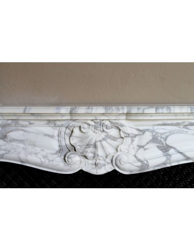 Antique Louis XV “Trois Coquilles” fireplace mantel in veined Arabescato white marble, with a “Tapisserie” cast-iron insert.