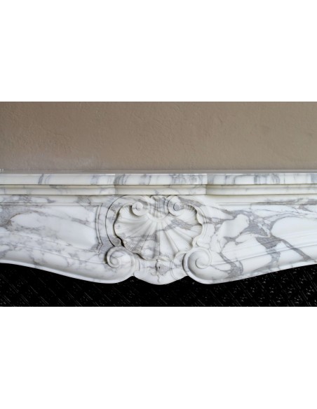 Antique Louis XV “Trois Coquilles” fireplace mantel in veined Arabescato white marble, with a “Tapisserie” cast-iron insert.