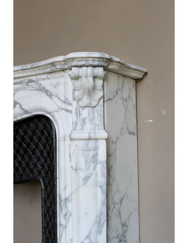 Antique Louis XV “Trois Coquilles” fireplace mantel in veined Arabescato white marble, with a “Tapisserie” cast-iron insert.