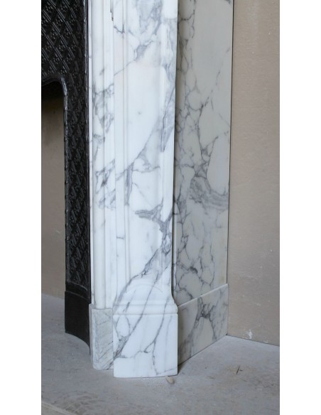 Antique Louis XV “Trois Coquilles” fireplace mantel in veined Arabescato white marble, with a “Tapisserie” cast-iron insert.