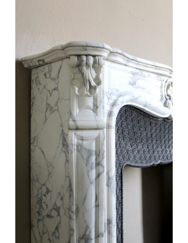 Antique Louis XV “Trois Coquilles” fireplace mantel in veined Arabescato white marble, with a “Tapisserie” cast-iron insert.