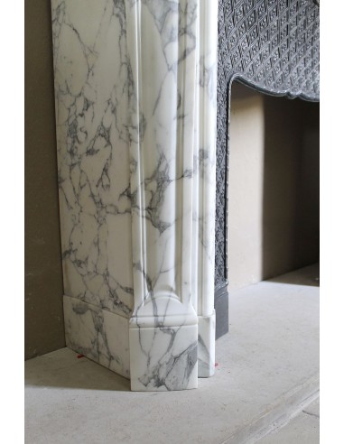 Antique Louis XV “Trois Coquilles” fireplace mantel in veined Arabescato white marble, with a “Tapisserie” cast-iron insert.
