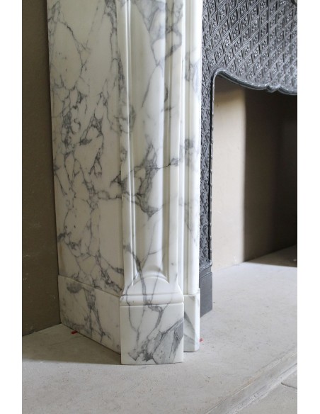Antique Louis XV “Trois Coquilles” fireplace mantel in veined Arabescato white marble, with a “Tapisserie” cast-iron insert.