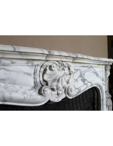 Antique Louis XV “Trois Coquilles” fireplace mantel in veined Arabescato white marble, with a “Tapisserie” cast-iron insert.