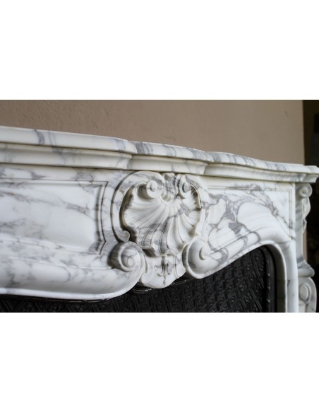 Antique Louis XV “Trois Coquilles” fireplace mantel in veined Arabescato white marble, with a “Tapisserie” cast-iron insert.