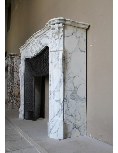 Antique Louis XV “Trois Coquilles” fireplace mantel in veined Arabescato white marble, with a “Tapisserie” cast-iron insert.