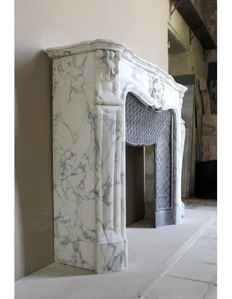 Antique Louis XV “Trois Coquilles” fireplace mantel in veined Arabescato white marble, with a “Tapisserie” cast-iron insert.