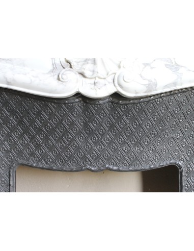 Antique Louis XV “Trois Coquilles” fireplace mantel in veined Arabescato white marble, with a “Tapisserie” cast-iron insert.