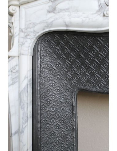 Antique Louis XV “Trois Coquilles” fireplace mantel in veined Arabescato white marble, with a “Tapisserie” cast-iron insert.